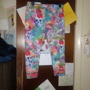 KALI Multicolored Skull Athletic Cropped Leggings